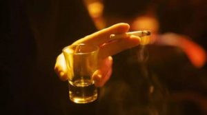 一瓶乌苏能把一个女人喝醉吗-泡学网-奕声情感,PUA,展示面,撩妹,聊天,情感挽回,泡学书籍,迷男方法,泡学网白鹤,搭讪,恋爱技巧,泡妞秘籍,社交软件,怎么追女生