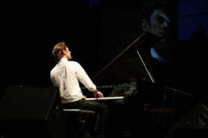 追女生时到底要不要对她太好?-泡学网-奕声情感,PUA,展示面,撩妹,聊天,情感挽回,泡学书籍,迷男方法,泡学网白鹤,搭讪,恋爱技巧,泡妞秘籍,社交软件,怎么追女生