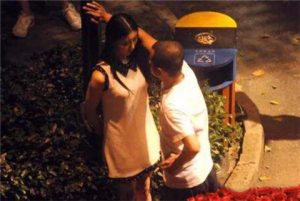 壁咚女生的技巧,让她心里小鹿乱撞-泡学网-奕声情感,PUA,展示面,撩妹,聊天,情感挽回,泡学书籍,迷男方法,泡学网白鹤,搭讪,恋爱技巧,泡妞秘籍,社交软件,怎么追女生