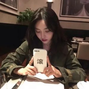 男人怎么牵手,增加女孩好感?如何肢体接触,她会喜欢-泡学网-奕声情感,PUA,展示面,撩妹,聊天,情感挽回,泡学书籍,迷男方法,泡学网白鹤,搭讪,恋爱技巧,泡妞秘籍,社交软件,怎么追女生