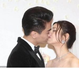 接吻女生会通过你手放的位置,判断出暗示什么?-泡学网-奕声情感,PUA,展示面,撩妹,聊天,情感挽回,泡学书籍,迷男方法,泡学网白鹤,搭讪,恋爱技巧,泡妞秘籍,社交软件,怎么追女生